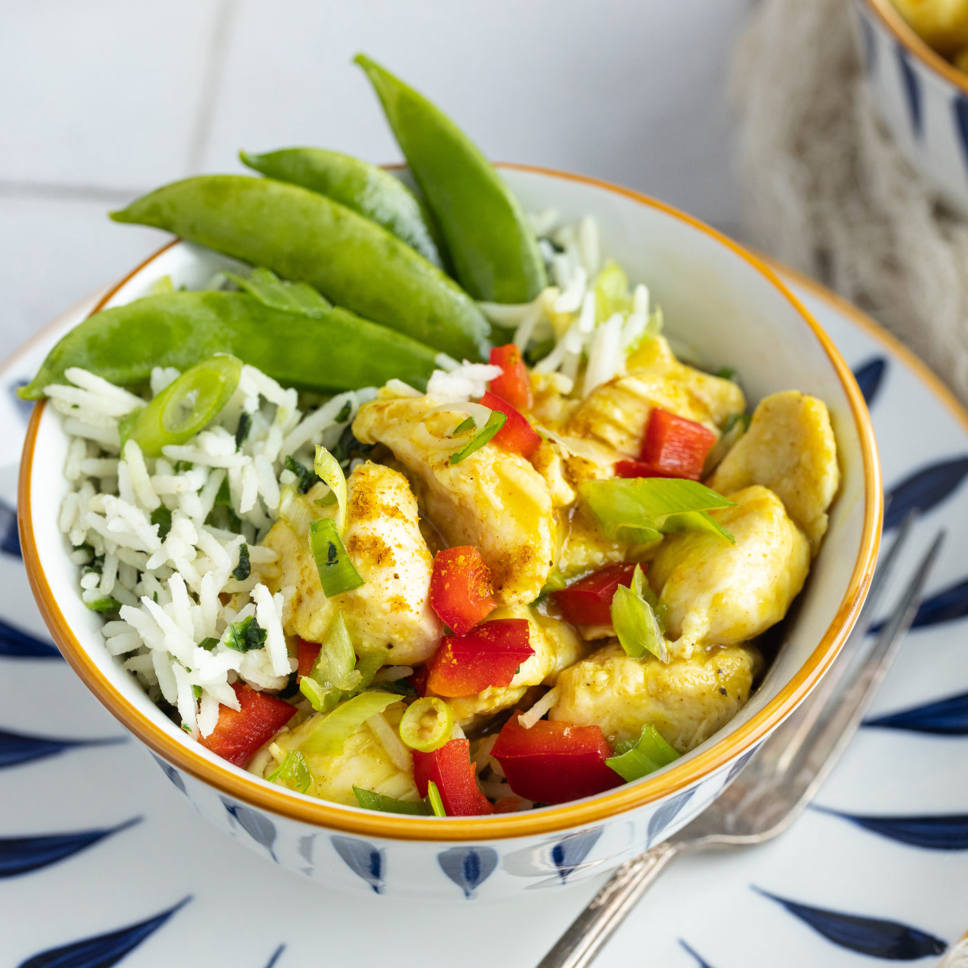 Un savoureux plat de poulet thaï-coco, servi avec riz basmati et légumes variés (pois mange-tout, poivrons, épinards...). Repas prêts à manger en 5 minutes. // A tasty Thai-Coconut chicken dish, served with basmati rice and a variety of vegetables (snow peas, peppers, spinach...). Ready-to-eat meals in 5 minutes.