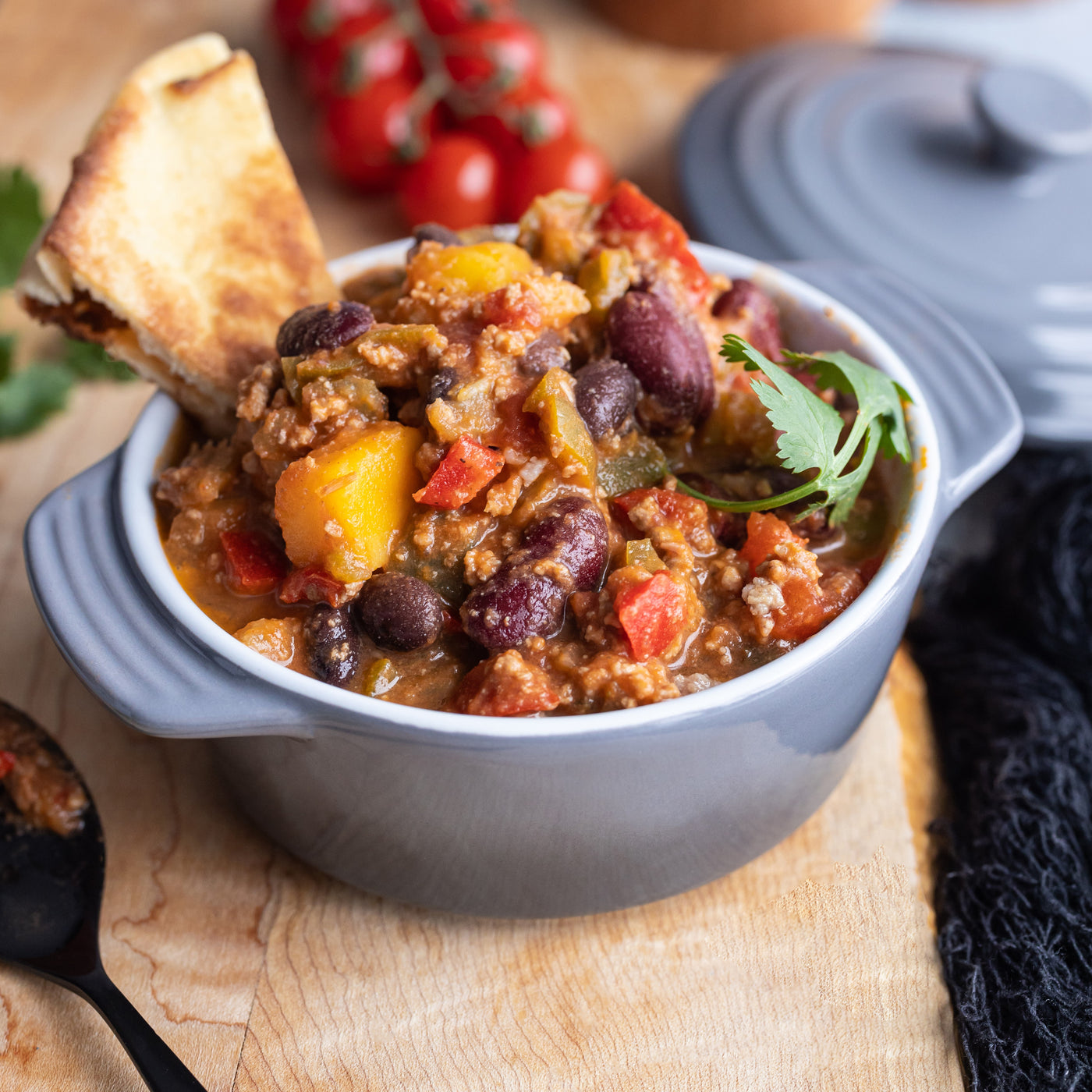 Découvrez le chili con carne d'Isabelle Huot Docteure en nutrition. Un repas prêt à manger en 5 minutes au micro-ondes, une abondance de saveurs et de légumes. Le repas parfait pour intégrer les haricots à votre menu. // Discover  Isabelle Huot's chili con carne. A meal ready to eat in 5 minutes in the microwave, with a lot of flavors and vegetables. The perfect way to incorporate beans into your menu