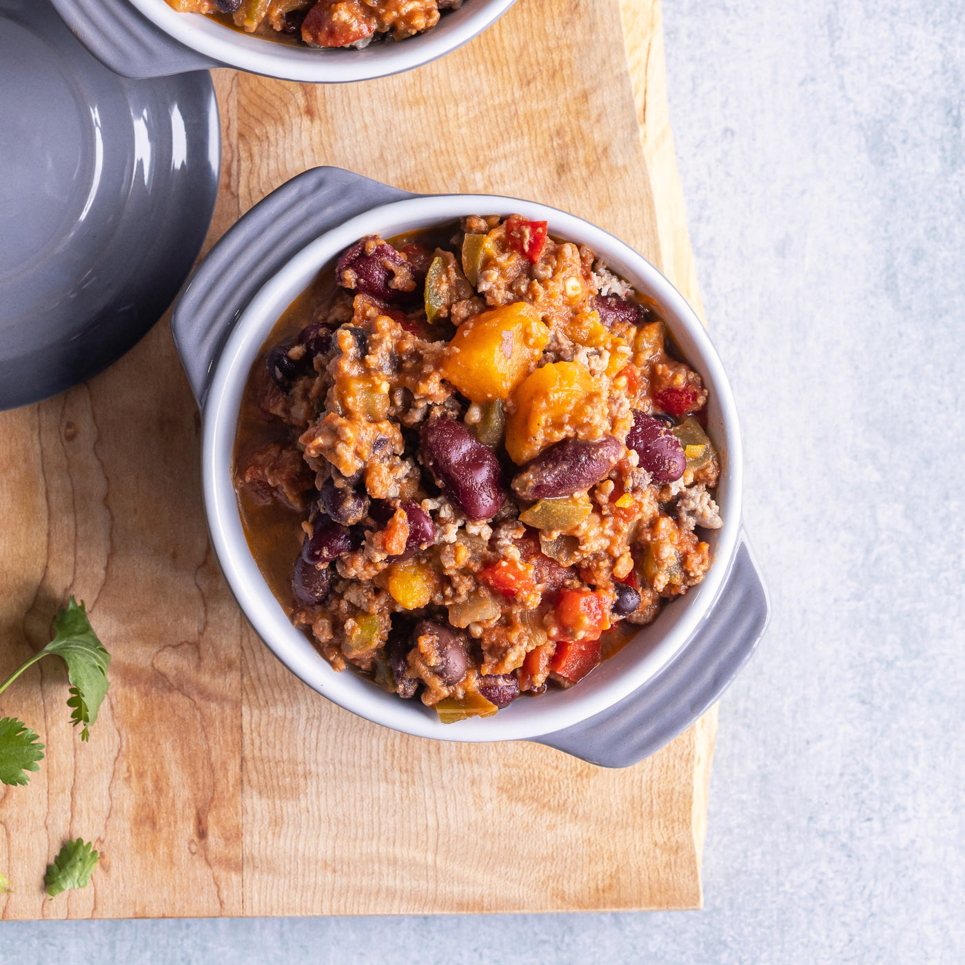 Découvrez le chili con carne d'Isabelle Huot Docteure en nutrition. Un repas prêt à manger en 5 minutes au micro-ondes, une abondance de saveurs et de légumes. Le repas parfait pour intégrer les haricots à votre menu. // Discover  Isabelle Huot's chili con carne. A meal ready to eat in 5 minutes in the microwave, with a lot of flavors and vegetables. The perfect way to incorporate beans into your menu